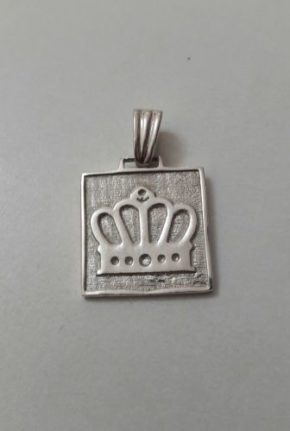 Dije cuadrado corona