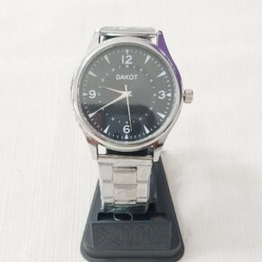 Reloj analogo metal fondo negro