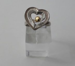 Anillo corazon de plata y oro