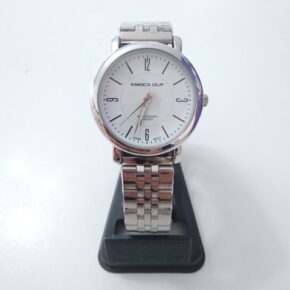 Reloj analogo plateado