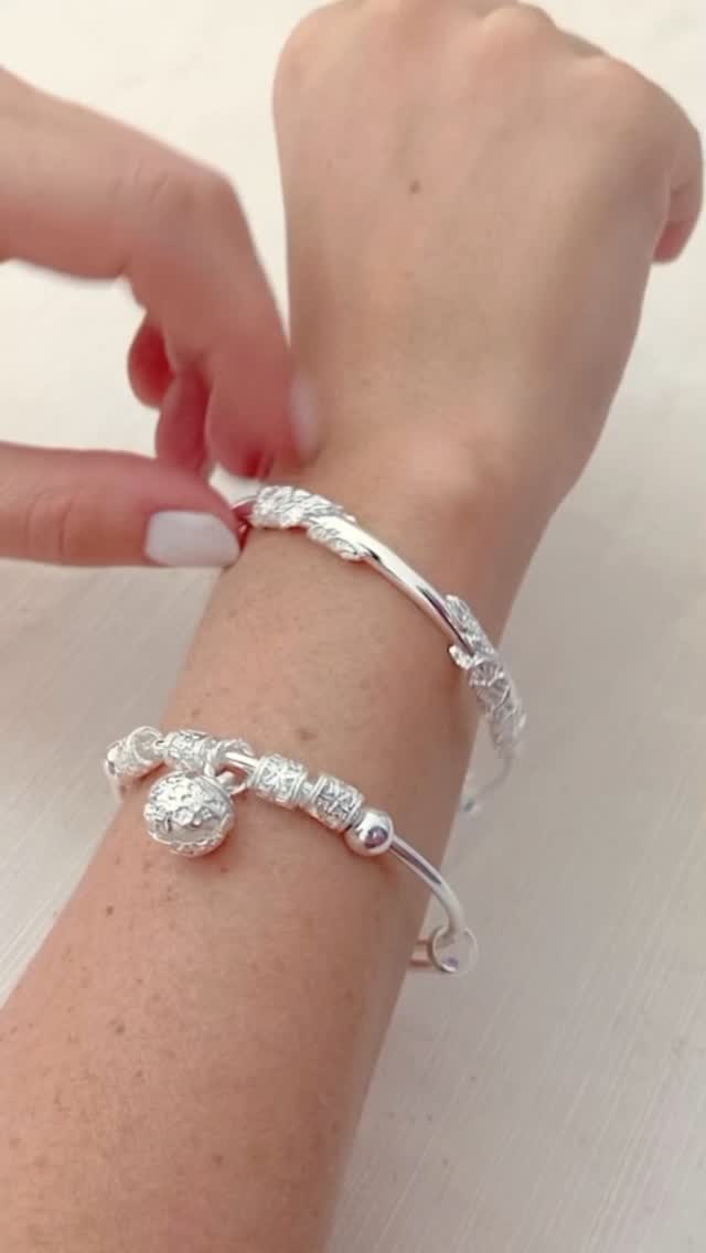 ✨ Pulseras tipo esclava, ajustables, cómodas y con detalles labrados que las hacen únicas.

Perfectas para usar todos los días o sumar brillo a tu look.

💳 Cuotas sin interés | 🏷️ Descuentos por pago en efectivo o transferencia
📍 Av. Aristóbulo del Valle 6290
🛒 También en ambarvioletajoyeria.com
🚚 Envíos a todo el país