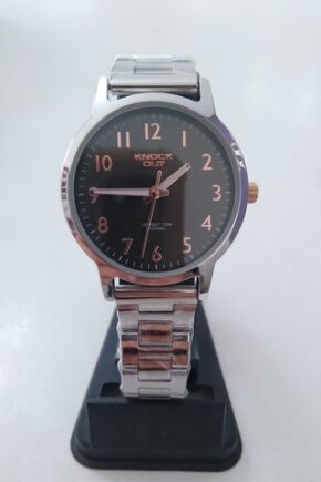 Reloj analogo plateado