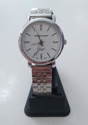Reloj analogo plateado