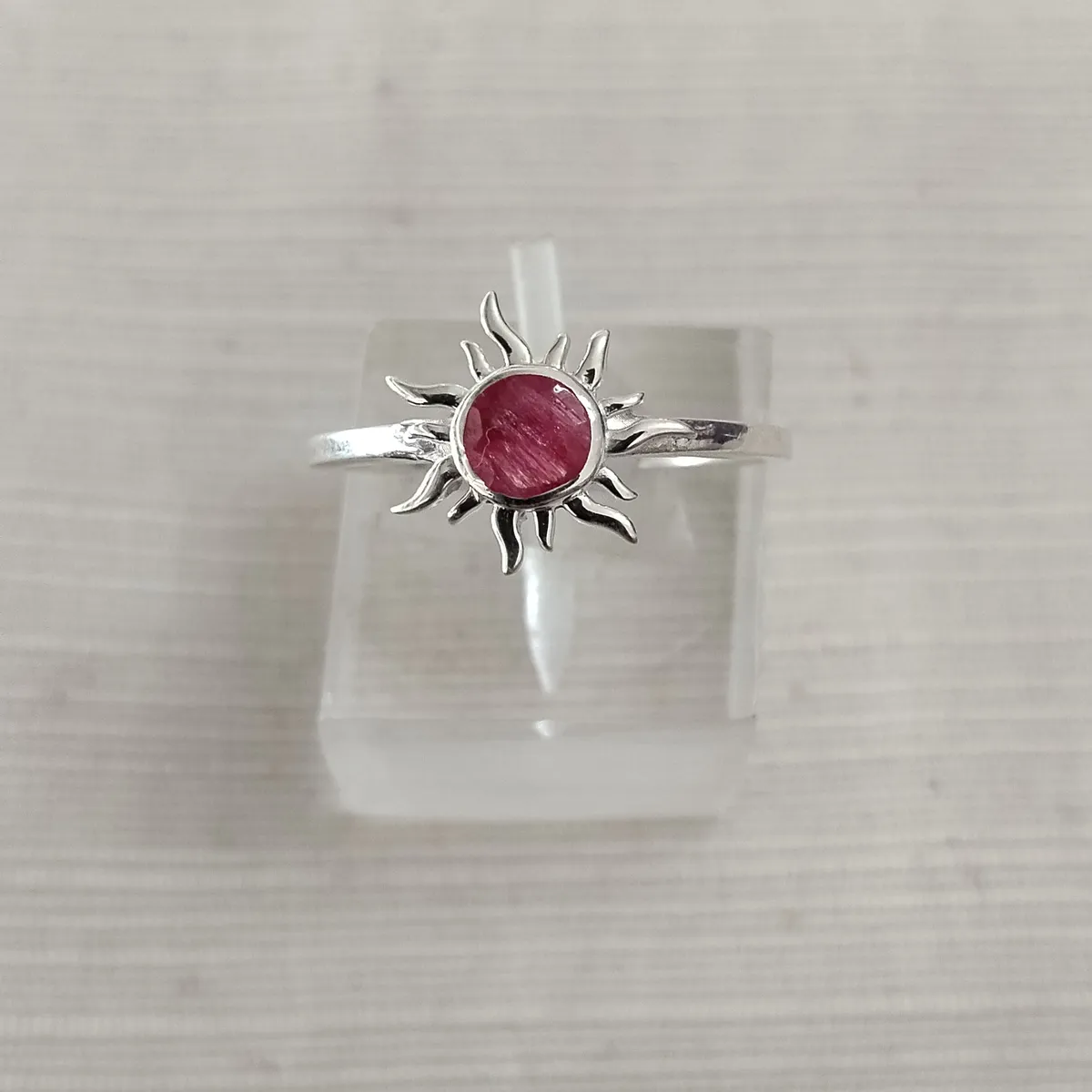 Anillo de piedra raiz de rubi