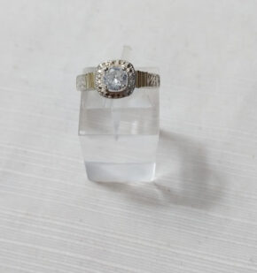 Anillo de piedra
