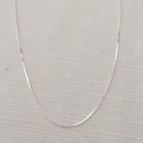 Cadena facetada de plata