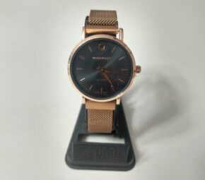 Reloj analogo dorado