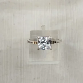 Anillo de piedra
