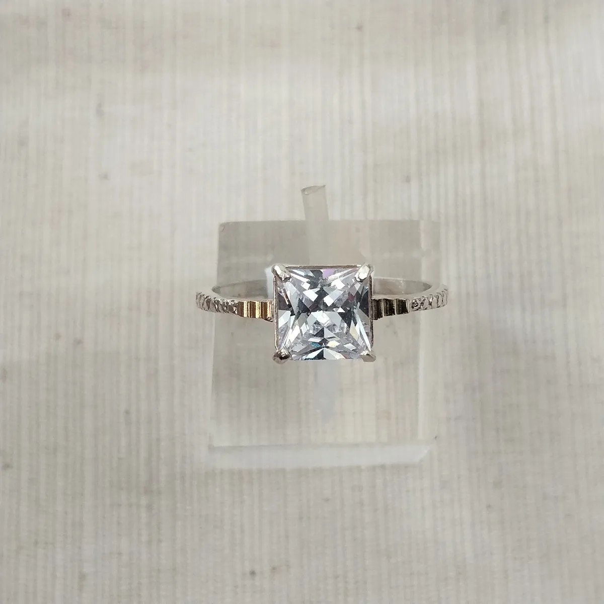 Anillo de piedra