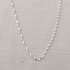 Cadena facetada de plata