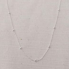 Cadena facetada de plata