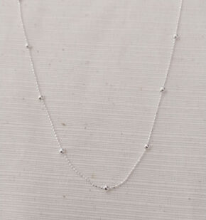 Cadena facetada de plata