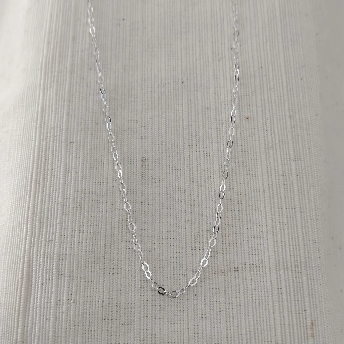 Cadena facetada de plata