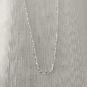 Cadena facetada de plata