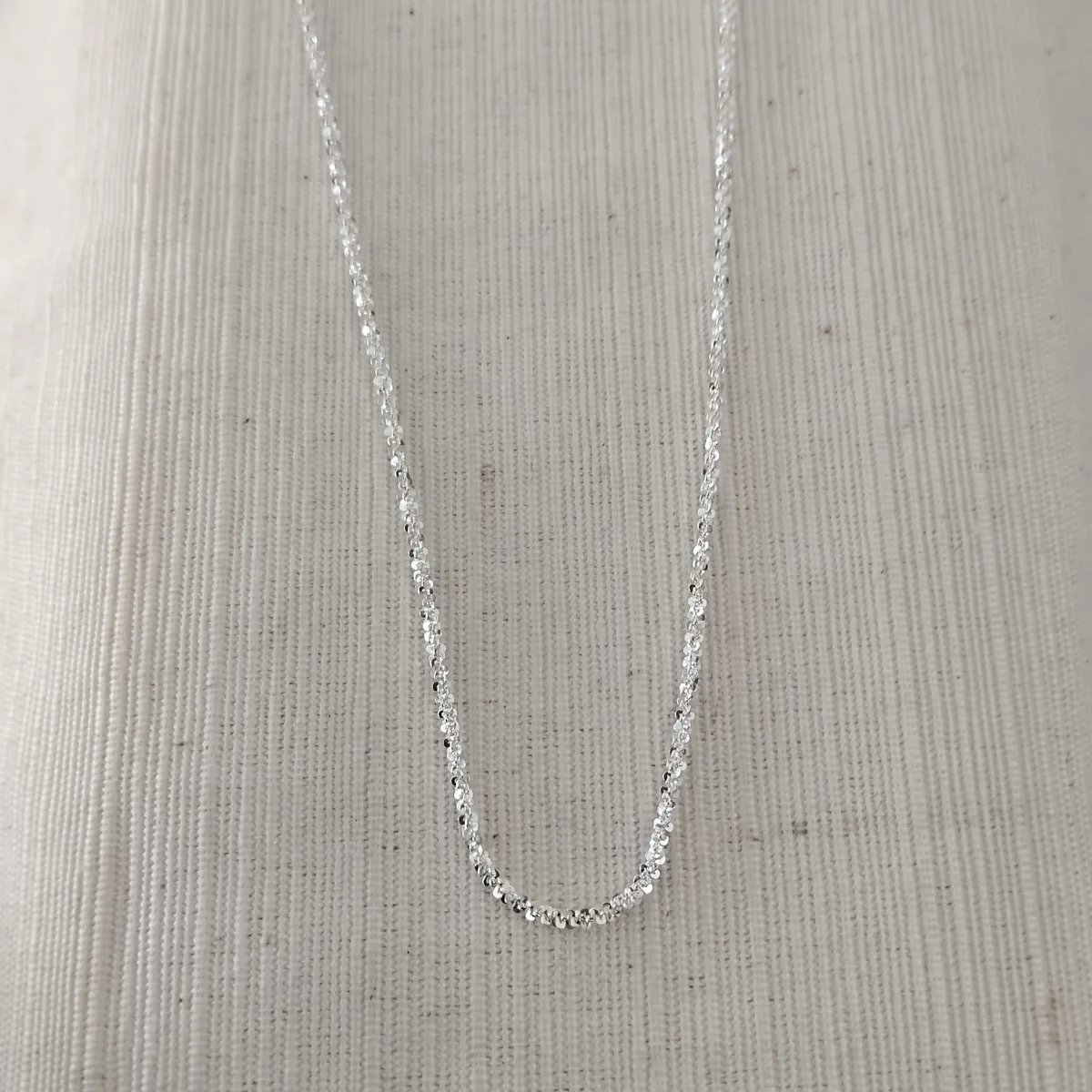 Cadena facetada de plata