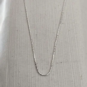 Cadena facetada de plata