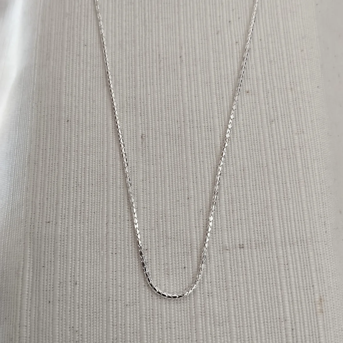 Cadena facetada de plata
