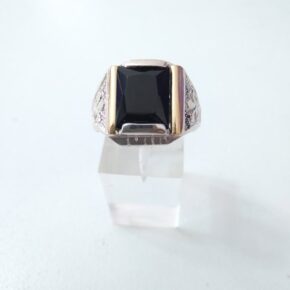 Anillo de hombre con piedra